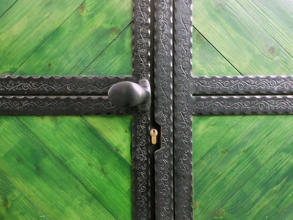 Closeup Brass Keyhole Blackened Steel Doorknob Carvings Green Wooden Door — Stock Photo, Image