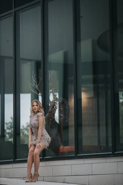 Uma Jovem Mulher Loira Posando Elegante Vestido Renda Bege Frente — Fotografia de Stock