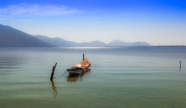 Una Canoa Che Naviga Lago Una Giornata Nebbiosa — Foto Stock