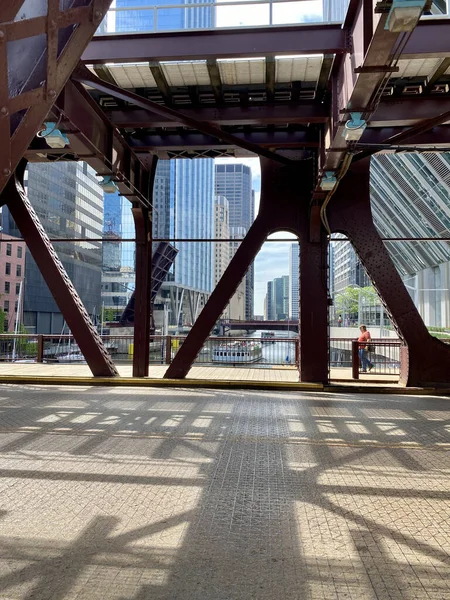 Chicago Estados Unidos Mayo 2021 Hombre Camina Por Puente Lake —  Fotos de Stock