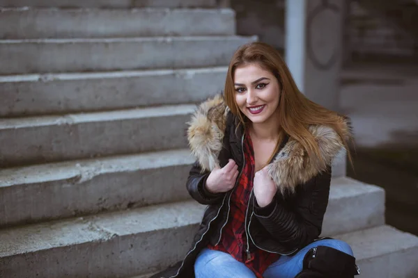 Een Close Shot Van Een Blanke Vrouw Een Zwart Jasje — Stockfoto