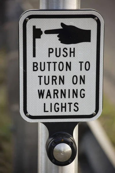 Ein Schild Mit Der Aufschrift Knopf Drücken Warnlichter Einzuschalten — Stockfoto