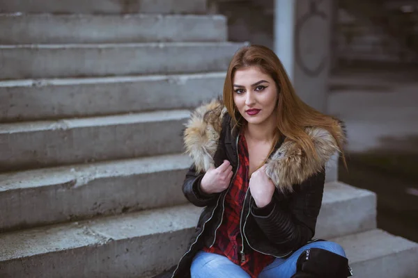 Eine Junge Kaukasische Frau Posiert Auf Einer Treppe — Stockfoto