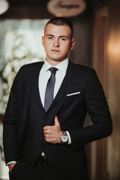 Vertical Shot Handsome Caucasian Male Suit — Foto Stock