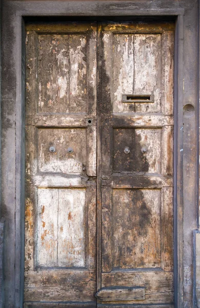 Front View Egy Régi Dirty Wood Door Olaszországban — Stock Fotó
