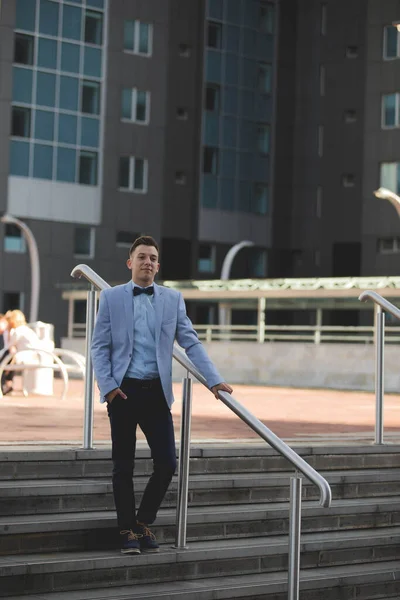 Een Verticaal Schot Van Een Blanke Man Een Klassiek Blauw — Stockfoto