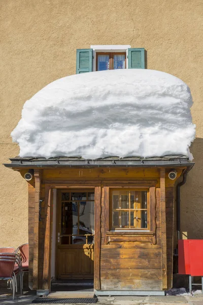 瑞士艳阳天 屋顶上有雪的入口门 — 图库照片