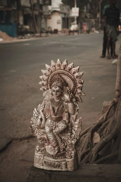 Een Verticaal Close Shot Van Een Miniatuur Standbeeld Van Surya — Stockfoto