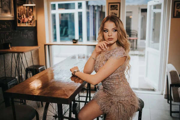 Una Joven Rubia Posando Elegante Vestido Encaje Beige Loft —  Fotos de Stock