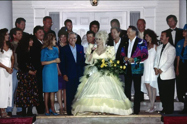 1995年7月18日 ブランソン芸能人がディキシー スタンピードに集合し ドルリー パートン 黄色のドレス を迎える — ストック写真