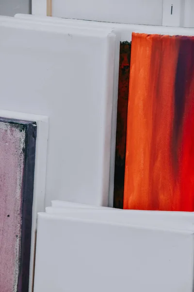 Eine Vertikale Aufnahme Von Abstrakten Gemälden Und Leeren Leinwänden Einem — Stockfoto