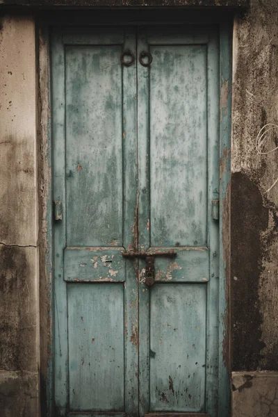 Colpo Verticale Una Porta Legno Blu Vintage Edificio Invecchiato Con — Foto Stock