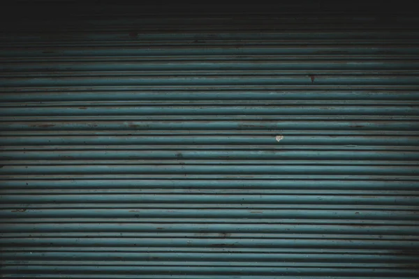 Close Uma Porta Garagem Azul Claro Áspero Com Padrão Grade — Fotografia de Stock