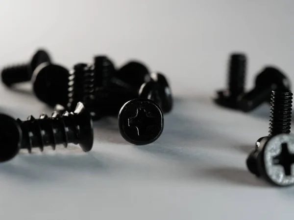 Een Close Shot Van Zelftappende Zwarte Schroeven Een Wit Oppervlak — Stockfoto