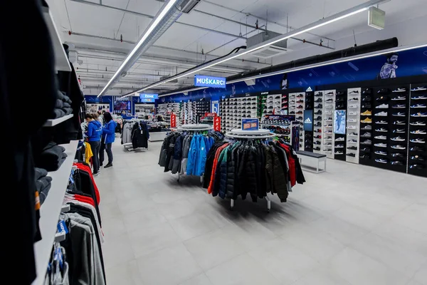 Tuzla Bósnia Herzegovina Novembro 2019 Tiro Loja Roupas Esportivas Shopping — Fotografia de Stock