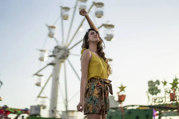Uma Jovem Fêmea Positiva Vestido Verão Sobre Roda Gigante Parque — Fotografia de Stock