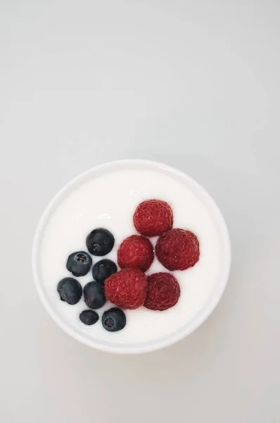 Közelkép Egy Tál Fehér Joghurtról Áfonyával Málnával — Stock Fotó