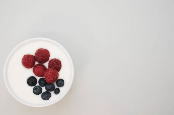 Närbild Bild Keramisk Skål Med Vit Yoghurt Med Blåbär Och — Stockfoto