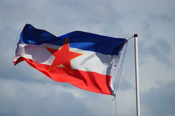 Bandiera Dell Repubblica Socialista Federale Jugoslavia Ondeggia Nel Vento Giardino — Foto Stock