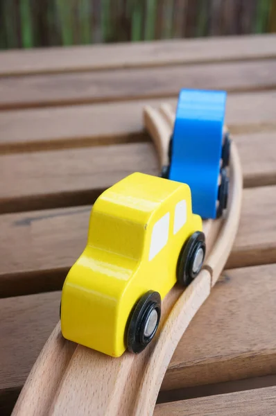 Carro Brinquedo Madeira Amarelo Azul Uma Mesa — Fotografia de Stock