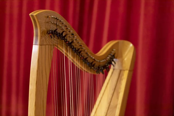 Gran Arpa Madera Frente Una Vieja Cortina Teatro Rojo Andrajoso —  Fotos de Stock