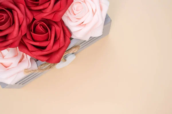 Belas Rosas Vermelhas Brancas Uma Caixa Isolada Fundo Bege — Fotografia de Stock
