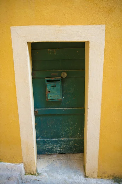 フランスの旧カラフルな玄関ドア — ストック写真