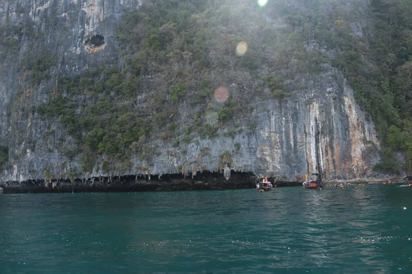 Longtail Lodě Maya Beach Tyrkysovou Vodou Vápencovými Skalami Phi Phi — Stock fotografie