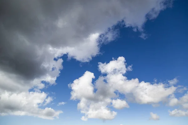 Las Nubes Negras Que Cubren Cielo Azul — Foto de Stock
