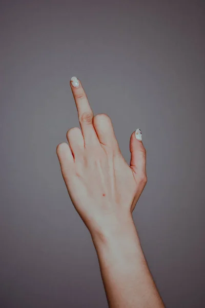 Eine Vertikale Aufnahme Einer Erhobenen Hand Die Den Mittelfinger Vor — Stockfoto