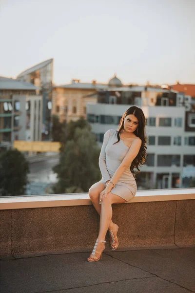 Vertical Shot Beautiful Bosnian Caucasian Woman Posing Roof — 스톡 사진