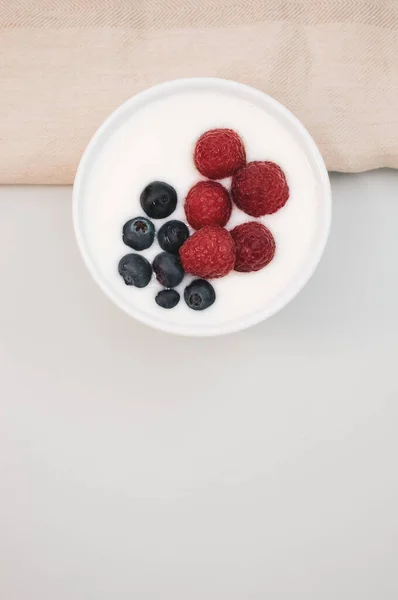 Közelkép Egy Tál Fehér Joghurtról Áfonyával Málnával — Stock Fotó