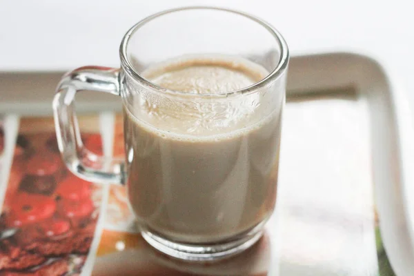 Närbild Bild Ett Glas Kaffe Med Mjölk Bricka — Stockfoto
