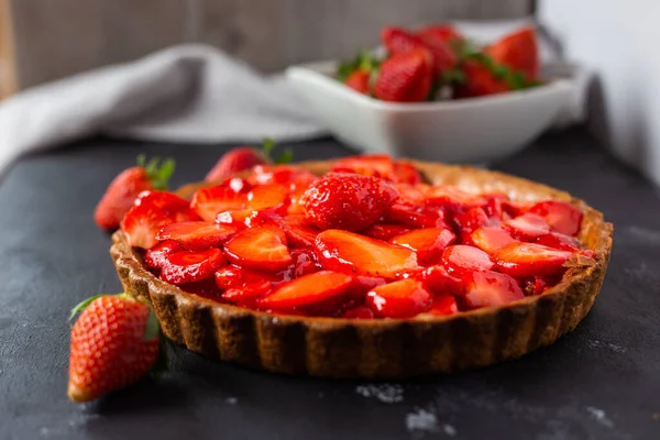 Gros Plan Délicieuse Tarte Aux Fraises Sur Fond Noir — Photo