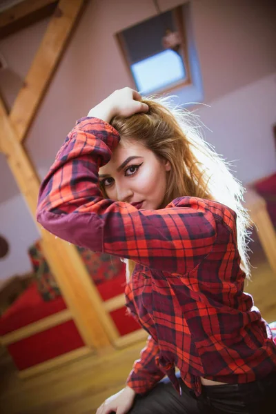 Una Giovane Donna Caucasica Con Una Shirt Rossa Scozzese Casa — Foto Stock