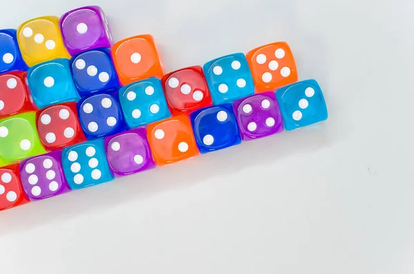 一组彩色透明骰子在白色背景上复制空间的顶部视图 — 图库照片