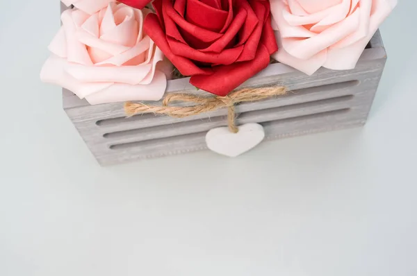 Hermosas Rosas Rojas Blancas Una Caja Aislada Sobre Fondo Gris — Foto de Stock