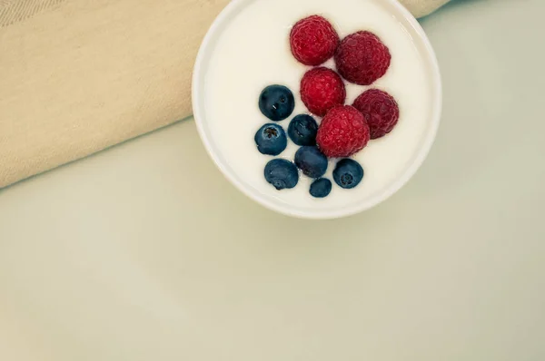 Närbild Bild Keramisk Skål Med Vit Yoghurt Med Blåbär Och — Stockfoto