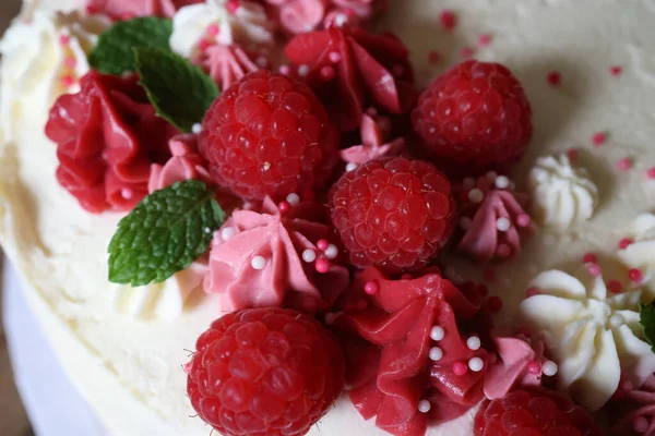 Plano Pastel Cumpleaños Con Crema Frambuesas Frescas — Foto de Stock