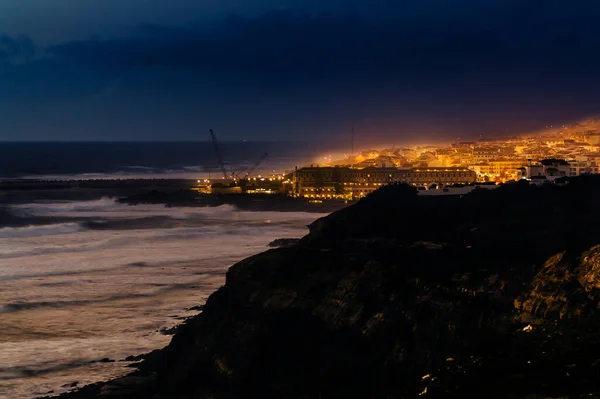 Una Hermosa Luz Edificios Urbanos Ciudad Costera Por Noche — Foto de Stock