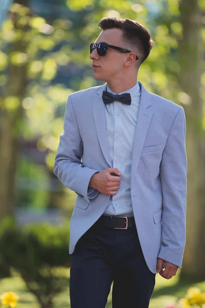 Vertical Shot Young Attractive Male Formal Suit Sunglasses Posing Nightclub — Fotografia de Stock