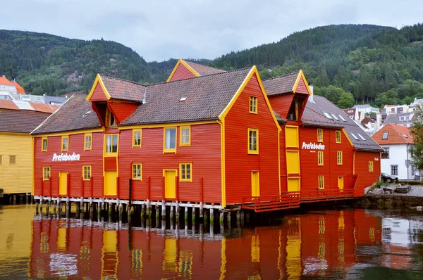 Bergen Norsko Července 2014 Typický Červený Dřevěný Skandinávský Dům Nábřeží — Stock fotografie