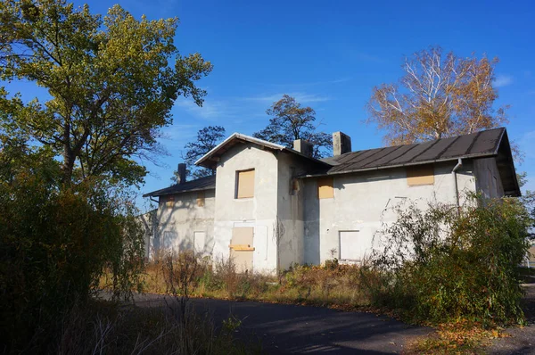 Gadki Polonia Ottobre 2015 Antico Edificio Con Finestre Alberi Coperti — Foto Stock