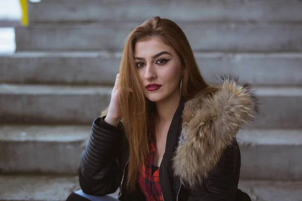 Una Joven Hembra Caucásica Posando Sentada Las Escaleras —  Fotos de Stock