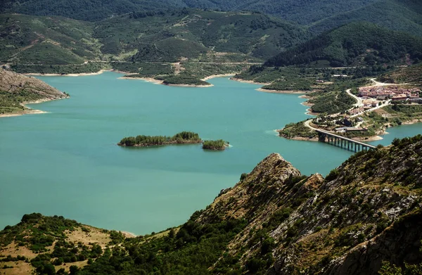 Uma Vista Panorâmica Uma Paisagem Montanhosa Rio Riano Leon Espanha — Fotografia de Stock