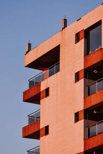 Egy Függőleges Felvétel Egy Piros Épületről Kék Alatt — Stock Fotó