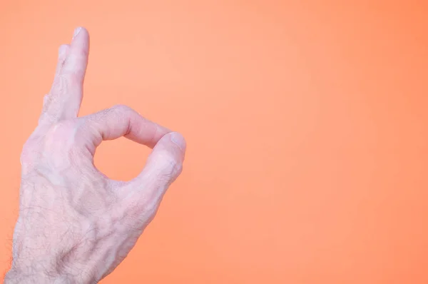 Ένα Κοντινό Πλάνο Του Hand Sign Που Απομονώνεται Πορτοκαλί Φόντο — Φωτογραφία Αρχείου