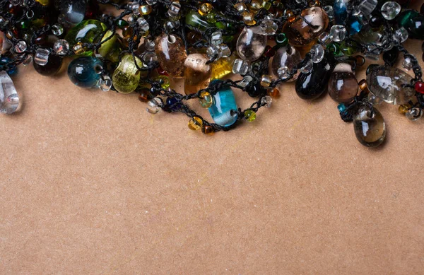 Gros Plan Perles Colorées Sur Fond Brun — Photo