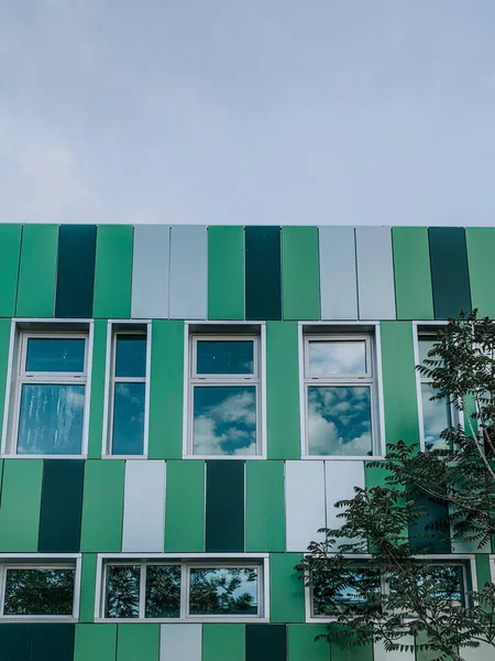Primo Piano Edificio Moderno Con Colori Verde Chiaro Scuro Sullo — Foto Stock