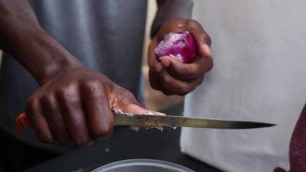 非洲裔美国人在生鸡蛋中切洋葱 准备在飞盘上放飞如何准备鸡蛋 — 图库视频影像